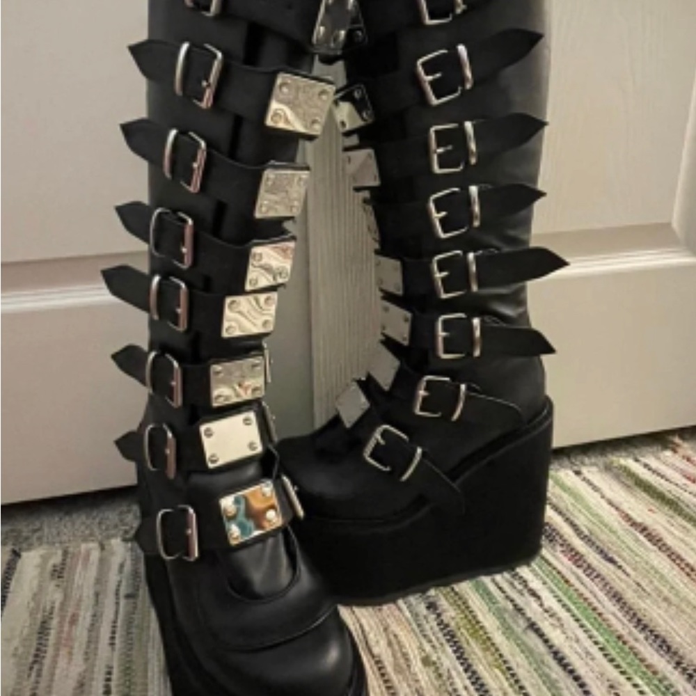 Demonia Swing 815 size 6